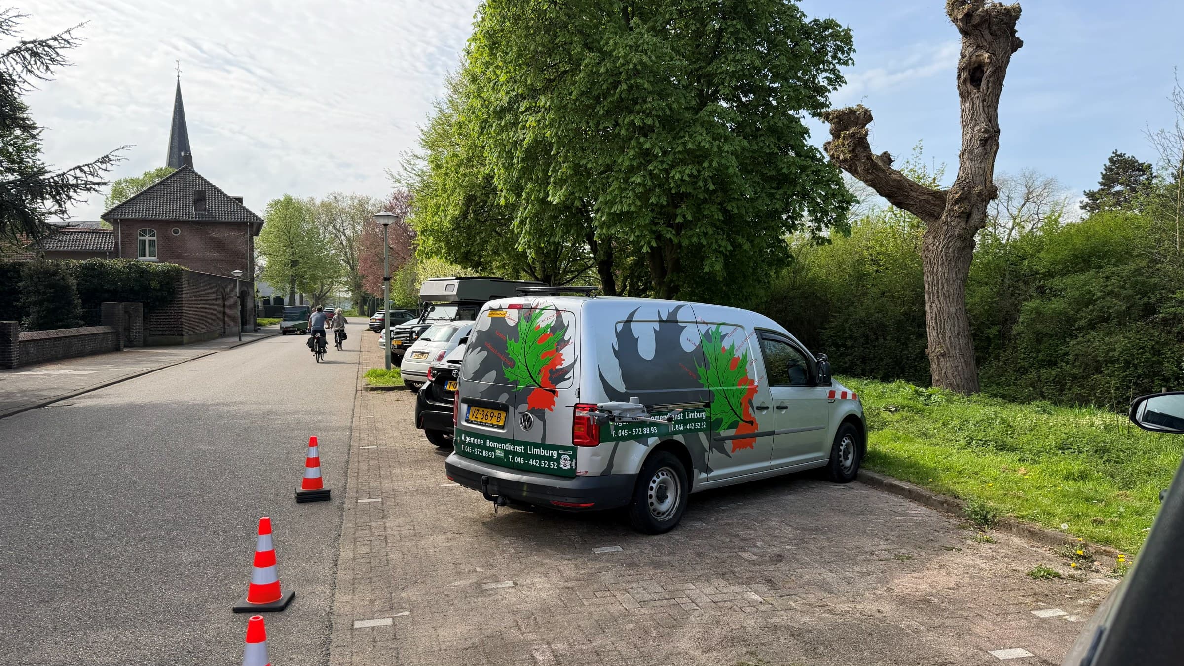 Bedrijfsbus van Algemene Bomendienst Limburg op locatie bij knotbomen